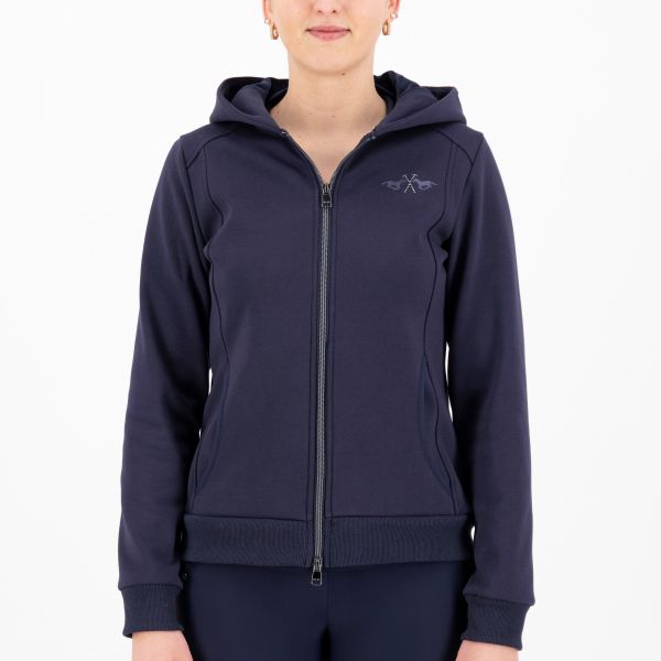 Die HV POLO Damen Sweatjacke "Deborah" in der Farbe Blau mit der Artikelnummer 0401093564-5001 ist die ideale Ergänzung für sportliche Aktivitäten im Reitsport. Diese Sweatjacke vereint Funktionalität und Stil, um Ihnen beim Training oder Reiten höchsten Komfort zu bieten. Die HV POLO Damen Sweatjacke "Deborah" kann auf der Website www.Hotti24.de erworben werden. Sie steht in Grün zur Verfügung und ist eine hervorragende Wahl für Reiterinnen, die Qualität und Mode gleichermaßen schätzen.