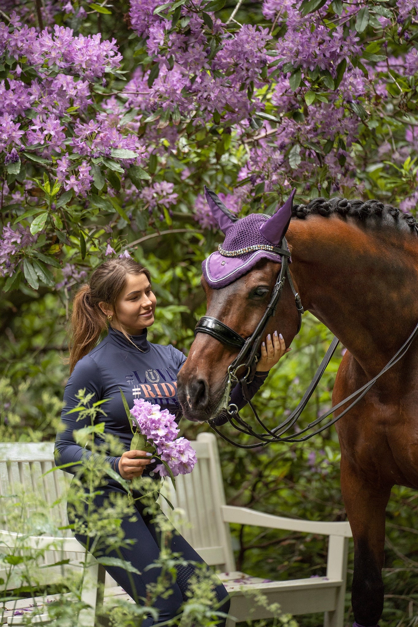 Imperial Riding präsentiert die Fliegenhaube Lovely in der Farbe Black Berry mit der Artikelnummer DE90122000. Diese Fliegenhaube bietet nicht nur Schutz vor lästigen Insekten, sondern setzt auch modische Akzente mit einem ansprechenden Design. Für weitere Informationen und die Möglichkeit zum Kauf besuchen Sie bitte die Website www.Hotti24.de