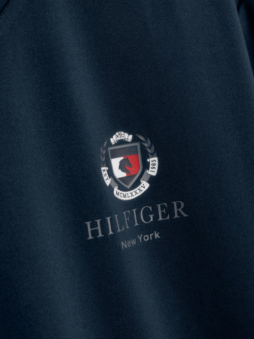 Tommy Hilfiger Equestrian® - Herren T-Shirt Performance Blau, mit Rundhalsausschnitt und Wappenaufdruck auf der linken Brust. Hergestellt aus einem schnell trocknenden, desodorierenden Material Artikelnummer th07msst302-004 erhältlich bei www.Hotti24.de