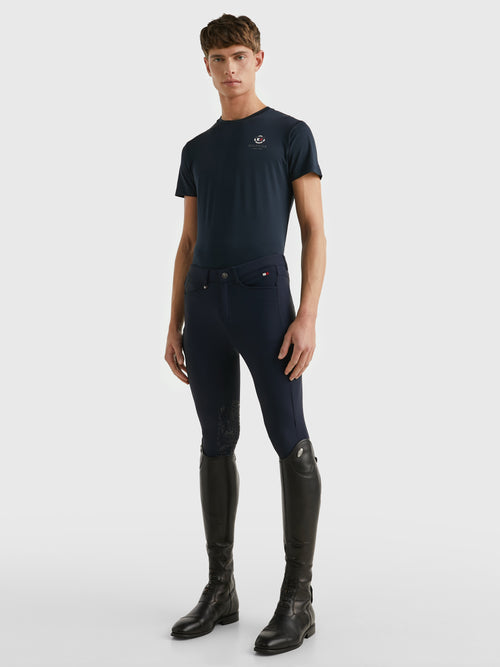 Tommy Hilfiger Equestrian® - Herren T-Shirt Performance Blau, mit Rundhalsausschnitt und Wappenaufdruck auf der linken Brust. Hergestellt aus einem schnell trocknenden, desodorierenden Material Artikelnummer th07msst302-004 erhältlich bei www.Hotti24.de