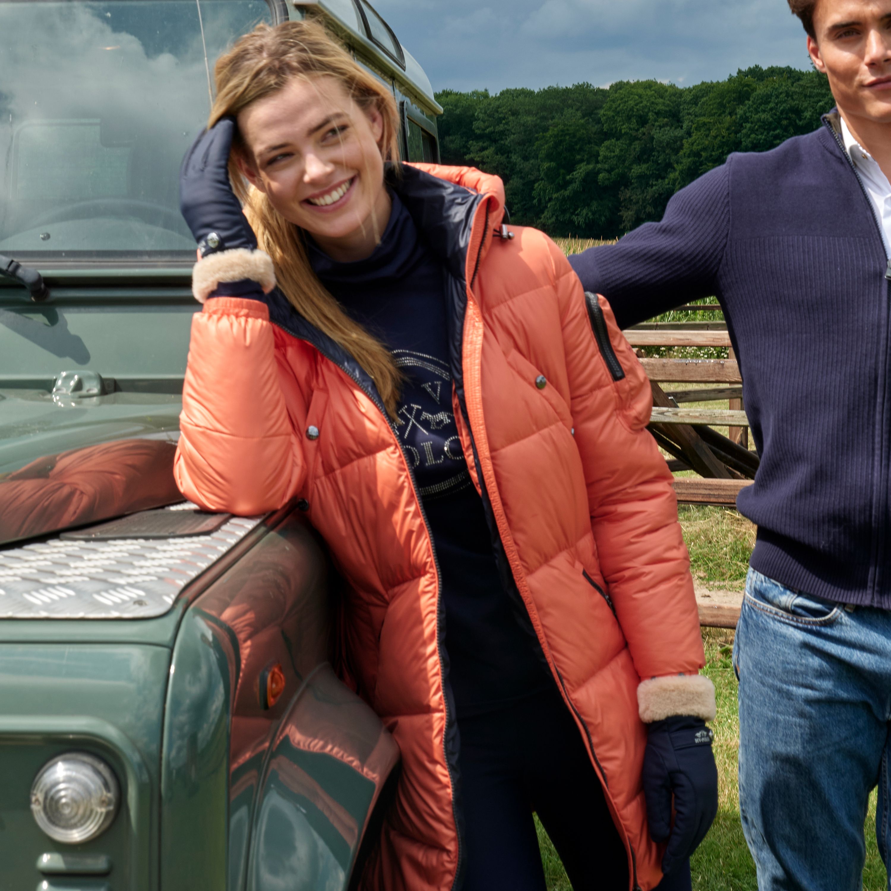 Die vorliegende Datei enthält Informationen über den HV POLO Damen Parka "Claire" in der Farbe Orange mit der Artikelnummer 0406093553-3087. Diese stilvolle Parka-Jacke kann auf der Website www.Hotti24.de erworben werden.