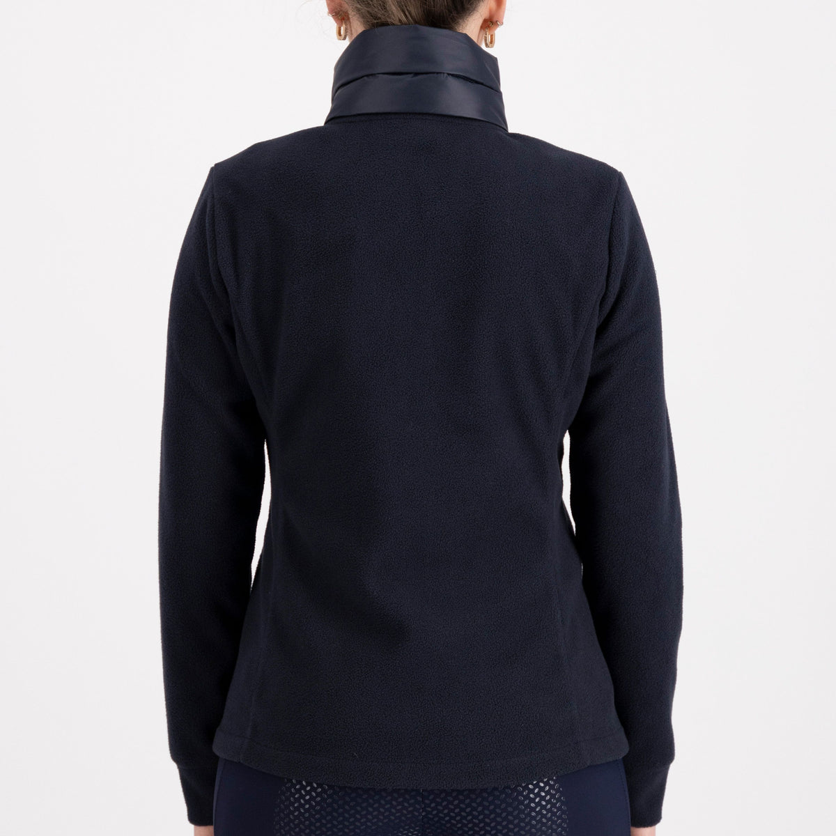 Diese Datei enthält Bilder der HV POLO Damen Fleecejacke "Delia" in der Farbe Blau. Die Fleecejacke ist speziell für Damen konzipiert und bietet Wärme und Komfort. Sie können das Modell von vorne, von hinten und von der Seite betrachten (Artikelnummer: 0401093550-5001).