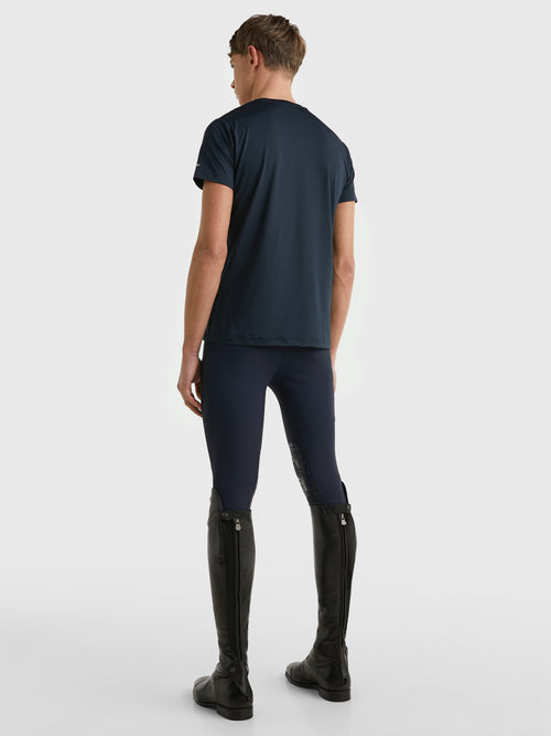 Tommy Hilfiger Equestrian® - Herren T-Shirt Performance Blau, mit Rundhalsausschnitt und Wappenaufdruck auf der linken Brust. Hergestellt aus einem schnell trocknenden, desodorierenden Material Artikelnummer th07msst302-004 erhältlich bei www.Hotti24.de