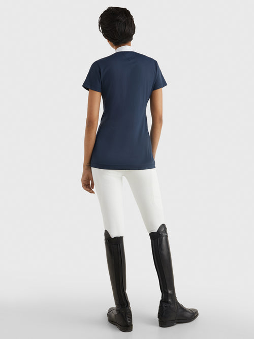 Tommy Hilfiger Equestrian® »Damen Turniershirt mit Strass Blau, mit Stehkragen und verdeckter Knopfleiste. Sichtbarer Strassknopf am Kragen und TH-Strassapplikation auf der linken Brust. Hergestellt aus einem schnell trocknenden, desodorierenden Stoff Artikelnummer th07wsss301-004 erhältlich bei www.Hotti24.de