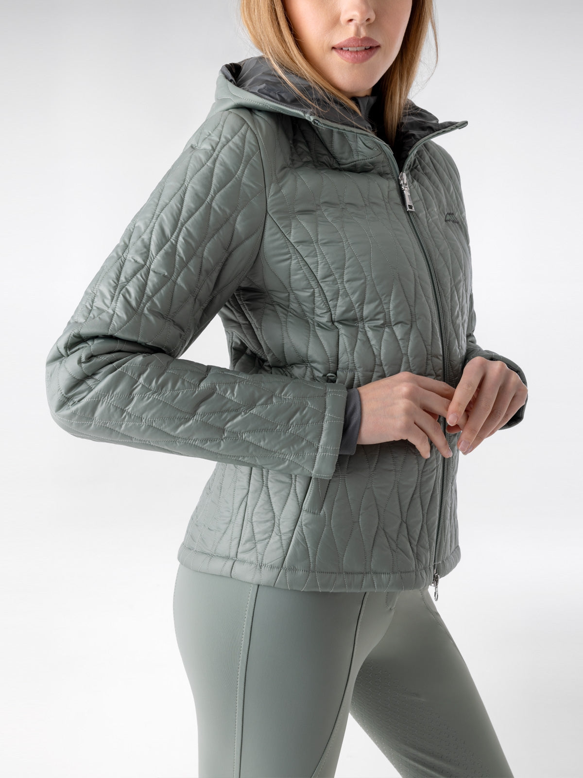 Equiline» Damen Steppjacke Esabe Türkis, mit ihrem schicken Design und der hochwertigen Verarbeitung ist die Esabe Steppjacke nicht nur ein modisches Statement, die Wattierung ist aus recycelten PET-Flaschen Artikelnummer es024pq10739-364 erhältlich bei www.Hotti24.de - Jacke von der Seite