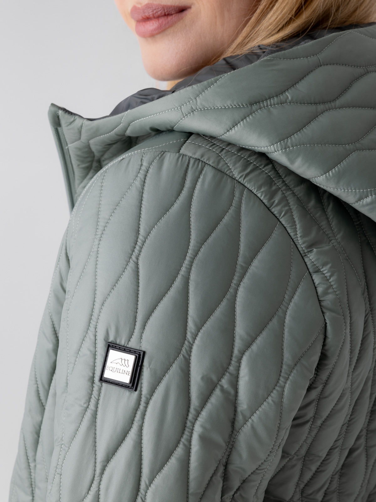 Equiline» Damen Steppjacke Esabe Türkis, mit ihrem schicken Design und der hochwertigen Verarbeitung ist die Esabe Steppjacke nicht nur ein modisches Statement, die Wattierung ist aus recycelten PET-Flaschen Artikelnummer es024pq10739-364 erhältlich bei www.Hotti24.de - Jacke von Logo