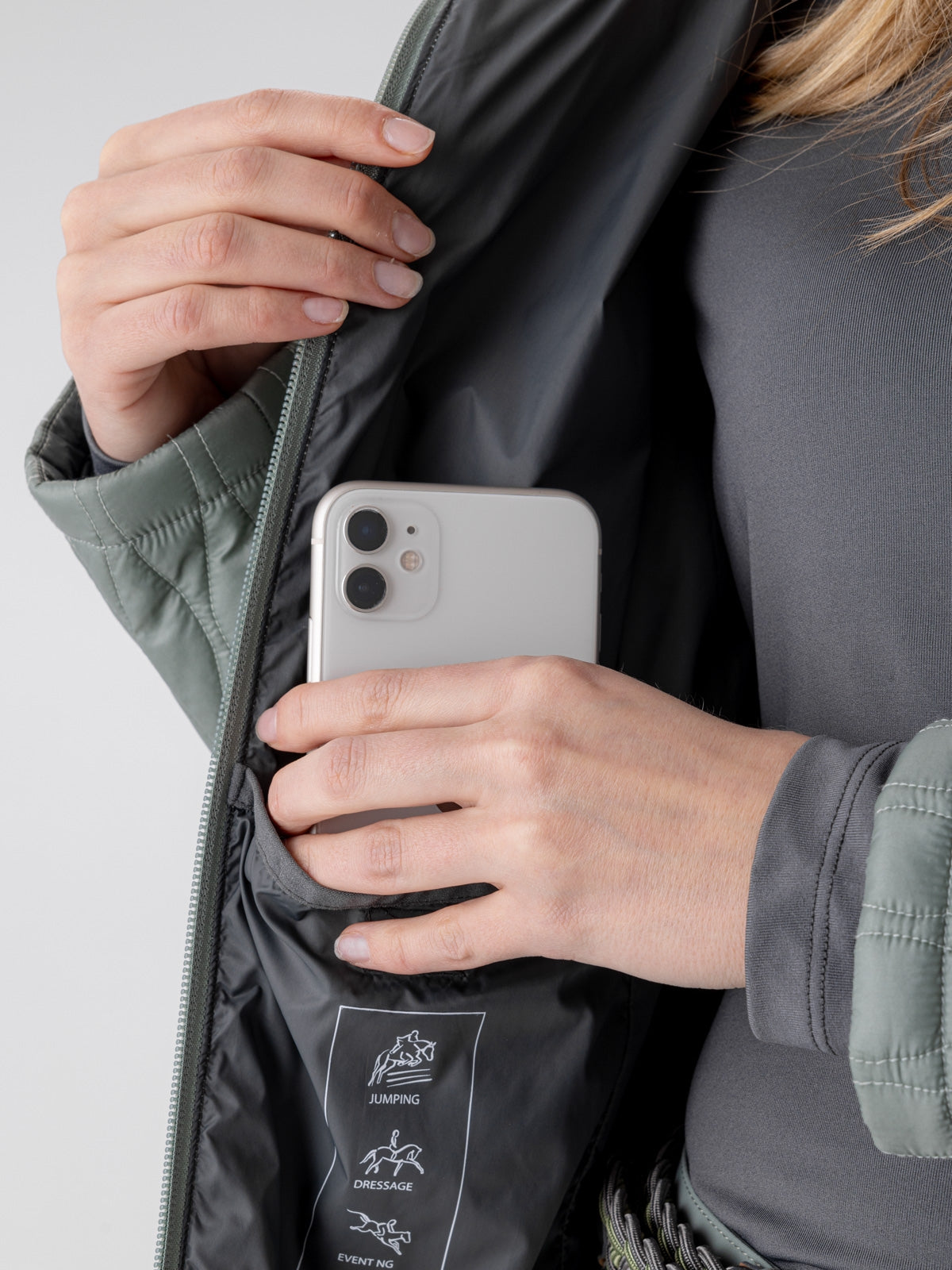 Equiline» Damen Steppjacke Esabe Türkis, mit ihrem schicken Design und der hochwertigen Verarbeitung ist die Esabe Steppjacke nicht nur ein modisches Statement, die Wattierung ist aus recycelten PET-Flaschen Artikelnummer es024pq10739-364 erhältlich bei www.Hotti24.de - Jacke von Handyfach