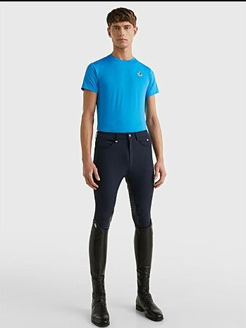 Tommy Hilfiger Equestrian® - Herren T-Shirt Performance Blau, mit Rundhalsausschnitt und Wappenaufdruck auf der linken Brust. Hergestellt aus einem schnell trocknenden, desodorierenden Material Artikelnummer th07msst302-030 erhältlich bei www.Hotti24.de