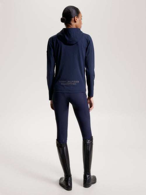 Tommy Hilfiger Equestrian® »Damen Windjacke Chicago Blau, mit Kapuze, wasserdichtem Frontreißverschluss mit Tommy Hilfiger-Aufdruck, Silicon-Flag-Label auf der linken Brust, 2 Seitentaschen mit Reißverschluss und technischem Schriftzug auf der Rückseite Artikelnummer th07wjac302-004 erhältlich bei www.Hotti24.de