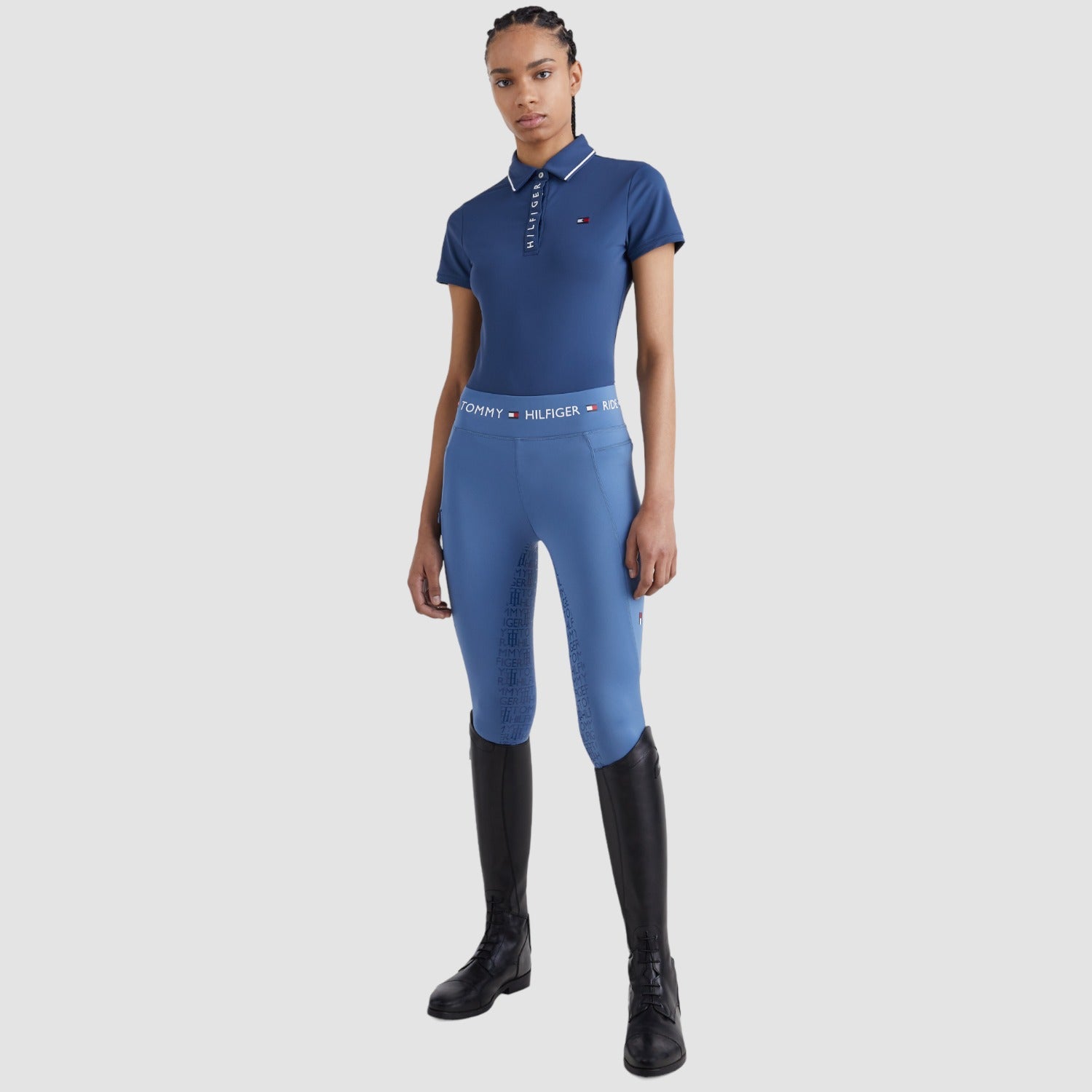 Tommy Hilfiger Equestrian® »Damen Poloshirt Harlem Blau, mit bedruckter Hilfiger Klappe und verdecktem Druckknopfverschluss. Mit aufgesticktem Flag Logo auf der linken Brust und aus einem schnell trocknenden, desodorierenden Material Artikelnummer th07wssp301-031 erhältlich bei www.Hotti24.de