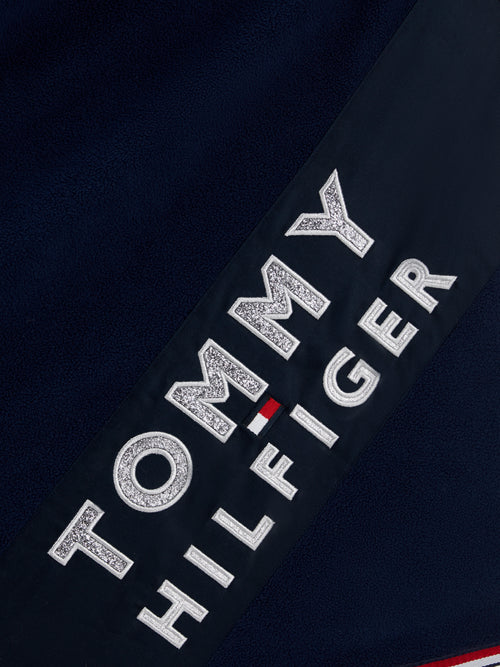 Die TOMMY HILFIGER Pferde Abschwitzdecke Paris Turnierdecke in Blau (Artikelnummer: TH08HRUG636-004) ist ein Must-have für Pferdeliebhaber. Diese Abschwitzdecke zeichnet sich durch erstklassige Qualität und ein stilvolles Design aus, das Ihrem Pferd Eleganz verleiht. Sie können diese Decke auf www.Hotti24.de erwerben und Ihr Pferd optimal ausstatten.