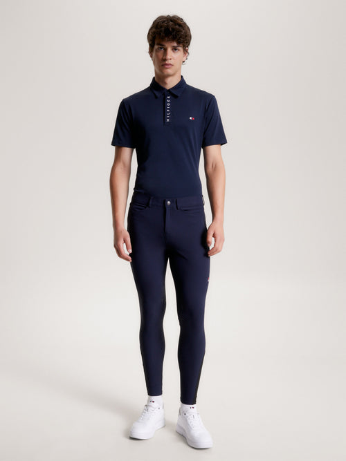 Tommy Hilfiger Equestrian® » Herren Reithose Pro FullGrip All Year Blau, ist der Schlüssel zu unübertroffener Leistung bei jedem Wetter! Hergestellt aus technischem, atmungsaktivem 4-Wege-Stretch-Performance-Gewebe mit wasserabweisender Ausrüstung Artikelnummer TH07MFBR201-004 erhältlich bei www.Hotti24.de