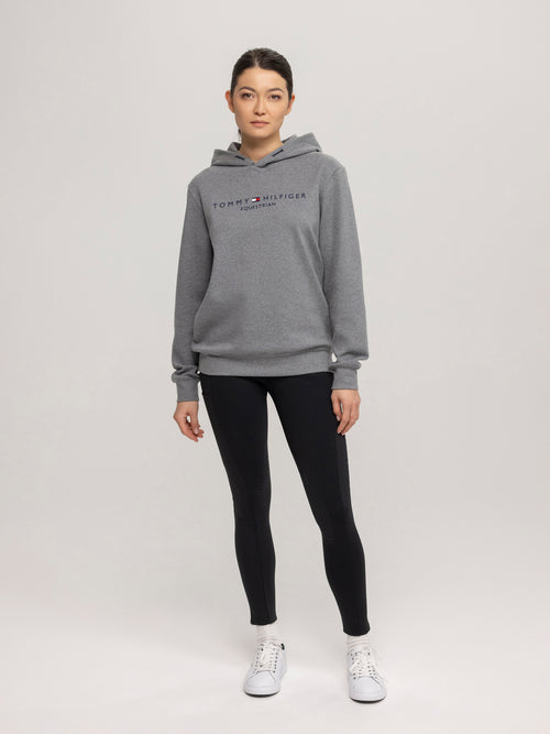 Tommy Hilfiger Equestrian® »Damen & Herren Hoodie Williamsburg Grau, bietet alles, was Sie von einem Hoodie erwarten würden, mit zusätzlichem Stretch für eine sportlichere Leistung im und außerhalb des Sattels. Mit einer kontrastierenden elastischen Kordel Artikelnummer th13mhoo765-027 erhältlich bei www.Hotti24.de