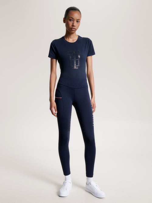 Tommy Hilfiger Equestrian®»Damen Ganzjahres Reitleggings Elmira FullGrip Blau, ist mit dem klassischen, unverkennbaren Tommy Hilfiger Branding am Oberschenkel versehen und verfügen über einen durchgehenden Silikongriff und eine praktische Handytasche Artikelnummer th13wfle761-004 erhältlich bei www.Hotti24.de