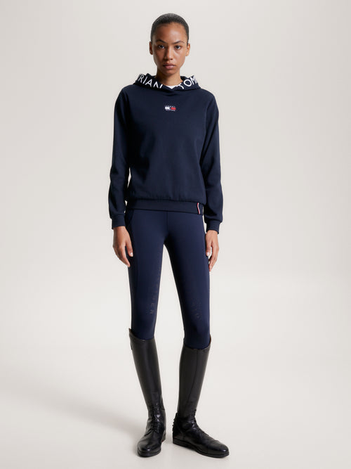 Tommy Hilfiger Equestrian® »Damen Hoodie Calgary Blau, mit dem gewissen Etwas. Mit dem klassischen Tommy Hilfiger Logodruck rund um die Kapuzenöffnung und dem Aufnäher mit der Pferdeflagge auf der Brust ist es ein echtes lässiges Statement Artikelnummer th13whoo692-004 erhältlich bei www.Hotti24.de