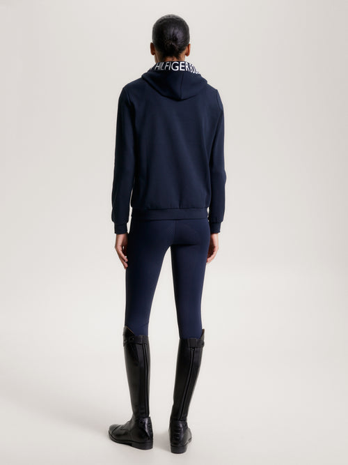 Tommy Hilfiger Equestrian® »Damen Hoodie Calgary Blau, mit dem gewissen Etwas. Mit dem klassischen Tommy Hilfiger Logodruck rund um die Kapuzenöffnung und dem Aufnäher mit der Pferdeflagge auf der Brust ist es ein echtes lässiges Statement Artikelnummer th13whoo692-004 erhältlich bei www.Hotti24.de