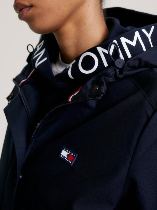 Tommy Hilfiger Equestrian® »Damen Regenjacke Washington Blau, lange Regenjacke wurde für Trainings, Shows und Regentage entwickelt. Entworfen mit einer Knopfleiste vorne mit versteckten Druckknöpfen und Pattentaschen vorne Artikelnummer th13wjac700-004 erhältlich bei www.Hotti24.de