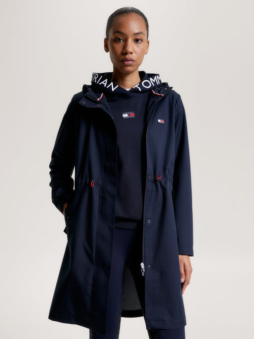 Tommy Hilfiger Equestrian® »Damen Regenjacke Washington Blau, lange Regenjacke wurde für Trainings, Shows und Regentage entwickelt. Entworfen mit einer Knopfleiste vorne mit versteckten Druckknöpfen und Pattentaschen vorne Artikelnummer th13wjac700-004 erhältlich bei www.Hotti24.de