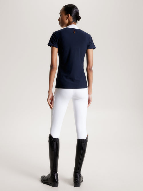 Tommy Hilfiger Equestrian® »Damen Turniershirt Chelsea Blau, aus einem 4-Wege-Stretchmaterial mit dezenter Textur, das Sie kühl und trocken hält, wenn es darauf ankommt, und einem schicken Stehkragen mit Druckknopfverschluss Artikelnummer th13wsss678-004 erhältlich bei www.Hotti24.de