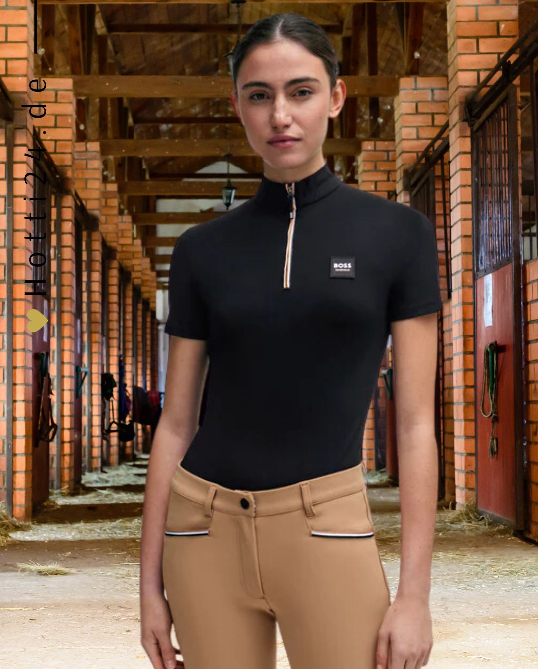 BOSS Equestrian »Damen Turniershirt Mila Schwarz, vereint Eleganz mit sportlichem Design. Der Halbarm und die Signature Stripe Paspelierung entlang des Reißverschlusses verleihen dem Shirt Artikelnummer b3w0412-001 erhältlich bei www.Hotti24.de