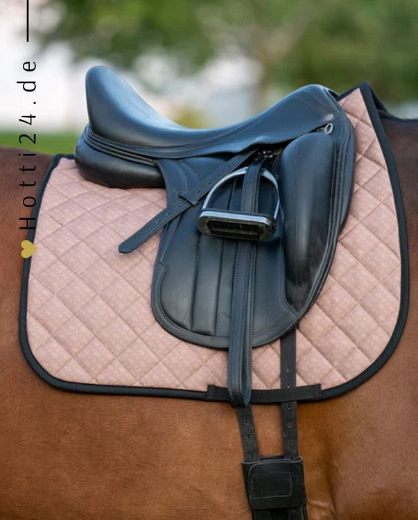 BOSS Equestrian »Pferde Dressurschabracke Camel Braun, eine exklusive Dressurschabracke, die mit einer schwarzen Einfassung begeistert. Das BOSS Logos auf der linken Seite verleiht dieser Schabracke eine edle Note Artikelnummer b3h0703-260 kaufen bei www.Hotti24.de