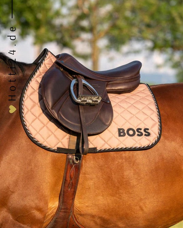 BOSS Equestrian »Pferde Springschabracke Camel Braun, eine exklusive Springschabracke, die mit einer schwarzen Einfassung begeistert. Das BOSS Logos auf der linken Seite verleiht dieser Schabracke eine edle Note Artikelnummer b3h0702-260 erhältlich bei www.Hotti24.de