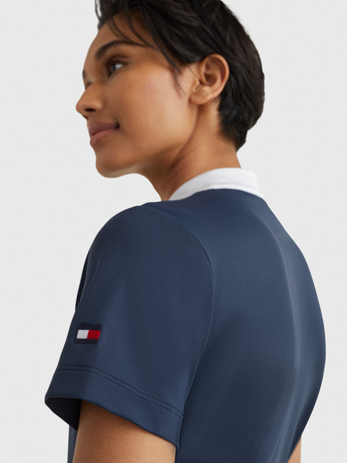 Tommy Hilfiger Equestrian® »Damen Turniershirt mit Strass Blau, mit Stehkragen und verdeckter Knopfleiste. Sichtbarer Strassknopf am Kragen und TH-Strassapplikation auf der linken Brust. Hergestellt aus einem schnell trocknenden, desodorierenden Stoff Artikelnummer th07wsss301-004 erhältlich bei www.Hotti24.de