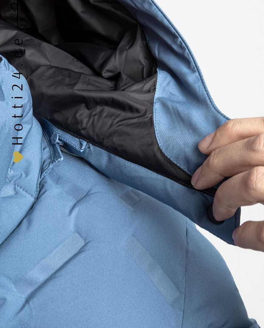 Die vorliegende Datei enthält Informationen über die Damen Daunenjacke "Cedoc" von EQUILINE in der Farbe Blau mit der Artikelnummer ew123pq10731-423. Diese Daunenjacke wurde speziell entwickelt, um Damen in der kalten Jahreszeit warm und stilvoll zu halten. Die Jacke bietet hervorragende Isolierung und Komfort, ideal für winterliche Aktivitäten. Sie kann auf der Website www.hotti24.de erworben werden.