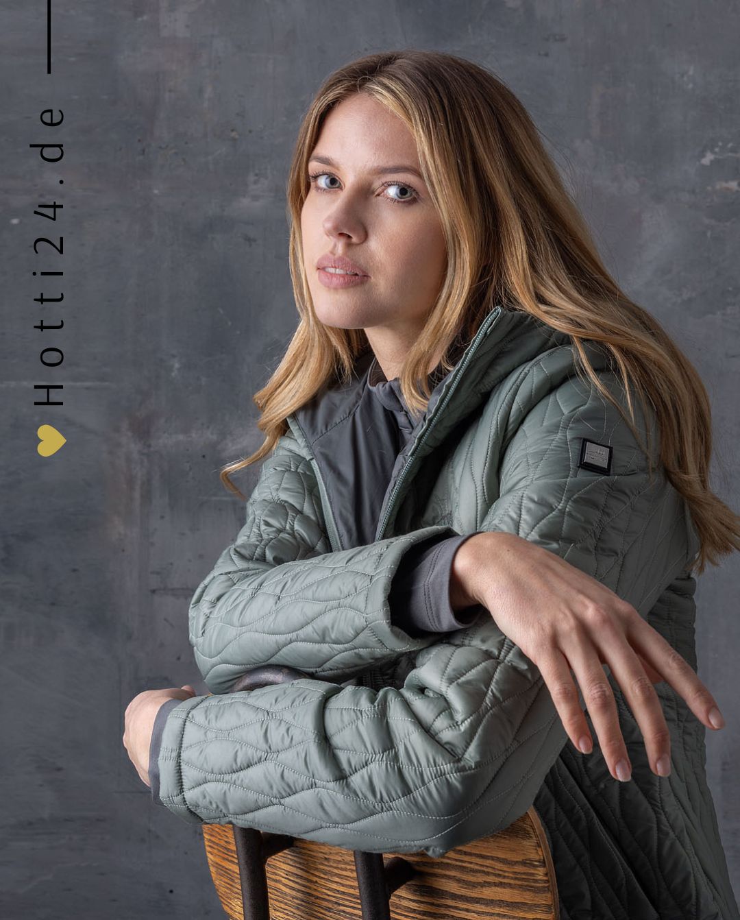 Equiline» Damen Steppjacke Esabe Türkis, mit ihrem schicken Design und der hochwertigen Verarbeitung ist die Esabe Steppjacke nicht nur ein modisches Statement, die Wattierung ist aus recycelten PET-Flaschen Artikelnummer es024pq10739-364 erhältlich bei www.Hotti24.de