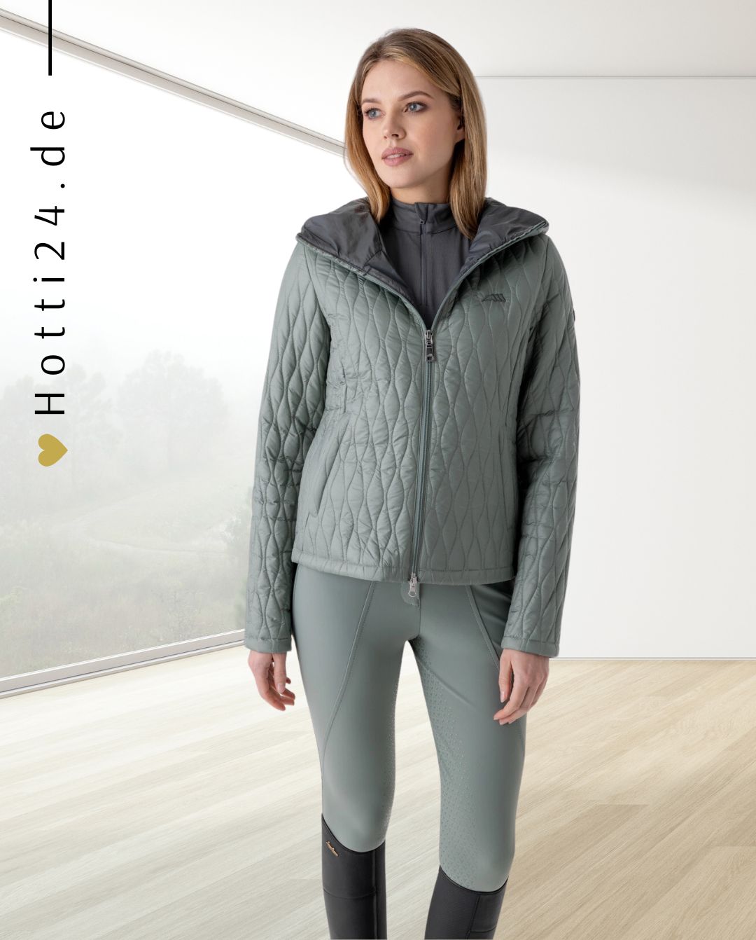 Equiline» Damen Steppjacke Esabe Türkis, mit ihrem schicken Design und der hochwertigen Verarbeitung ist die Esabe Steppjacke nicht nur ein modisches Statement, die Wattierung ist aus recycelten PET-Flaschen Artikelnummer es024pq10739-364 erhältlich bei www.Hotti24.de - Jacke von vorne