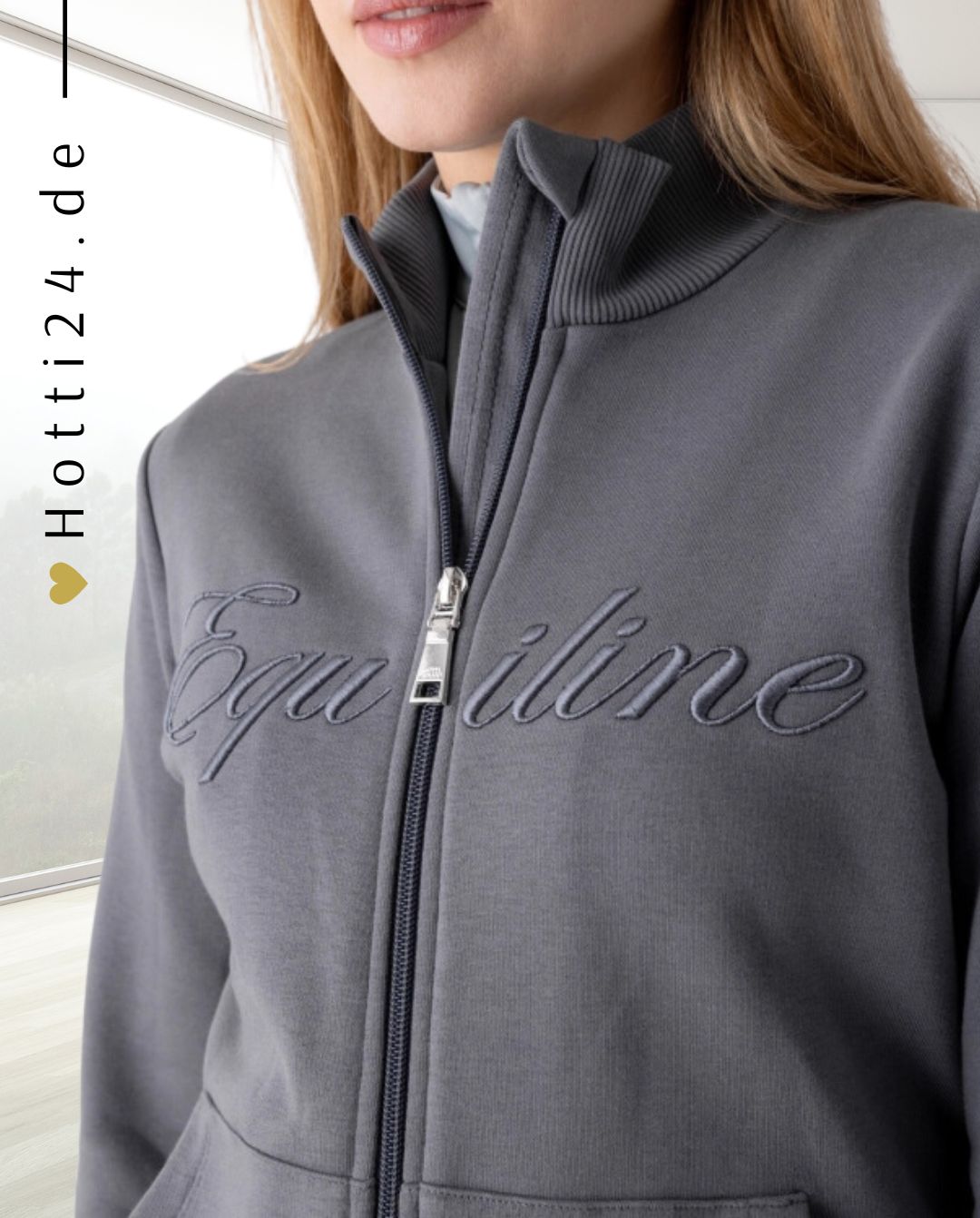 Equiline »Damen Sweatjacke Urban Grau, mit hohem Kragen aus einem einzigartigen dreidimensionalen Gewebe. Eine perfekte Kombination aus Stil und Komfort. Mit zwei praktischen Eingrifftaschen mit Reißverschluss