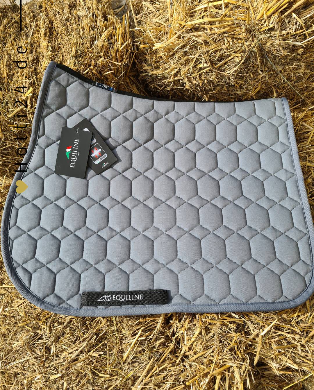 Pferde Springschabracke "Exatron Laidback" von EQUILINE in der Farbe Grau mit Lammfell und der Artikelnummer B11240-N-007. Diese Springschabracke wurde speziell entwickelt, um Ihrem Pferd während des Springreitens einen eleganten und komfortablen Sitz zu bieten, während das Lammfell zusätzlichen Komfort bietet. Sie können diese Pferde Springschabracke auf der Website www.hotti24.de erwerben