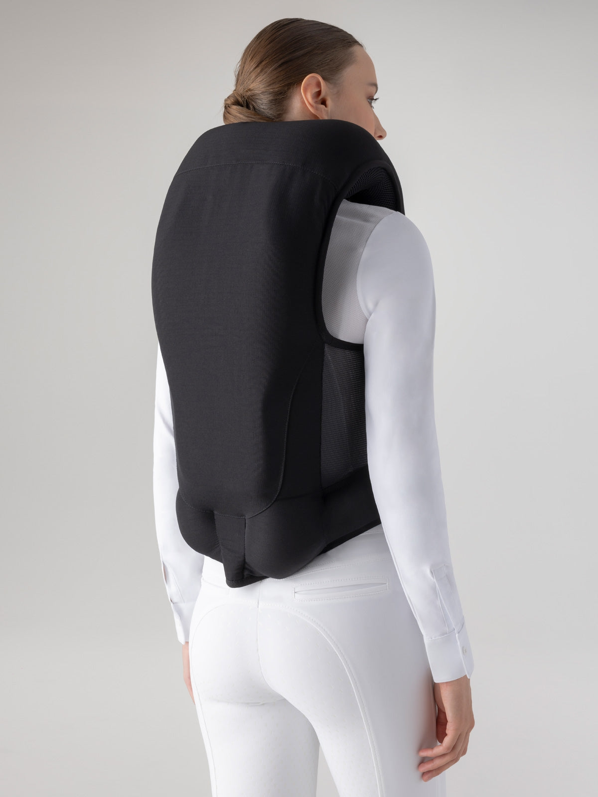 Die Equiline Unisex Airbag Weste Belair in Schwarz Artikelnummer EC018PQ11104-006 bietet hervorragenden Schutz und Sicherheit beim Reiten. Diese hochmoderne Airbag-Weste kombiniert Innovation und Stil, um Reitern ein Höchstmaß an Sicherheit zu bieten. Erhältlich bei www.Hotti24.de