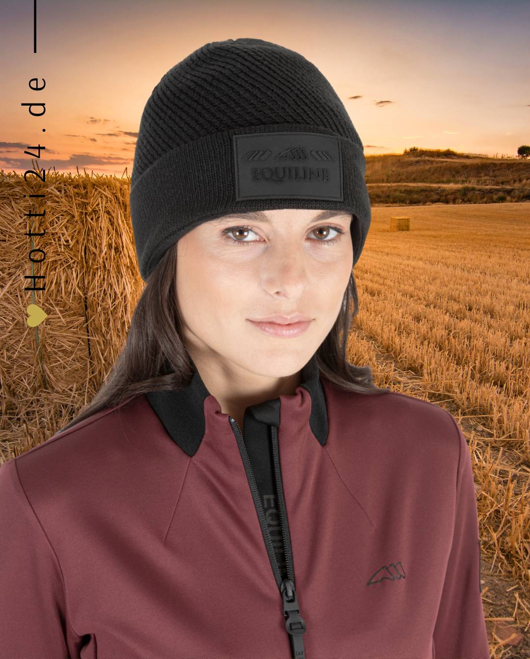 Unisex Mütze "Cabic" von EQUILINE. Diese Mütze ist in der Farbe Schwarz erhältlich und trägt die Artikelnummer EW123PT11435-006. Die "Cabic" Unisex Mütze wurde speziell entwickelt, um Stil und Wärme zu bieten. Sie haben die Möglichkeit, die Mütze von vorne, von der Seite und von hinten zu betrachten, um einen umfassenden Eindruck zu erhalten. Sie können diese Unisex Mütze auf der Website www.hotti24.de erwerben