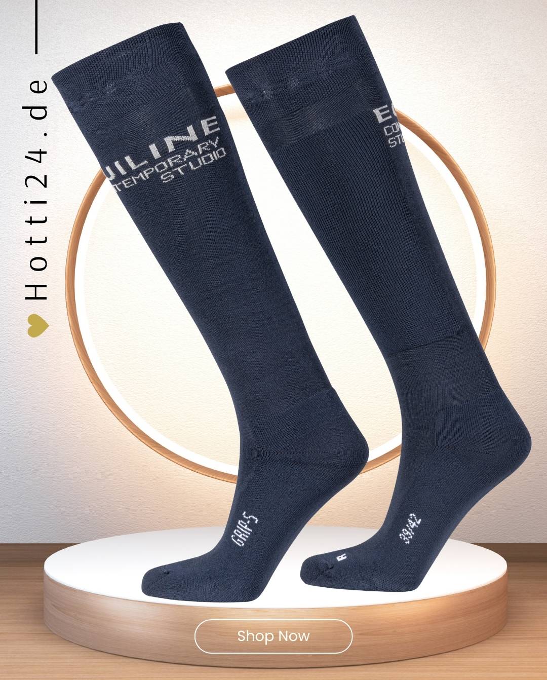 Unisex Socken "Clorec" von EQUILINE. Diese Socken sind in der Farbe Blau erhältlich und tragen die Artikelnummer EW123PT11428-002. Die "Clorec" Unisex Socken wurden speziell entwickelt, um Komfort und Stil zu bieten. Sie haben die Möglichkeit, die Socken von vorne, von der Seite und von hinten zu betrachten, um einen umfassenden Eindruck zu erhalten. Sie können diese Unisex Socken auf der Website www.hotti24.de erwerben.