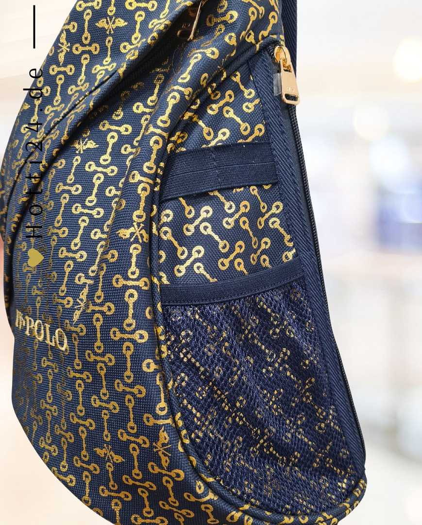 HV Polo präsentiert die Crossbody-Tasche Jonie Bit mit der Artikelnummer 3404093443-5745 in der Farbe Blau. Diese Crossbody-Tasche bietet nicht nur Stil, sondern auch Funktionalität und ist ideal für den Transport von kleinen Gegenständen während des Reitens oder im Alltag. Für weitere Informationen und die Möglichkeit zum Kauf besuchen Sie bitte die Website www.Hotti24.de