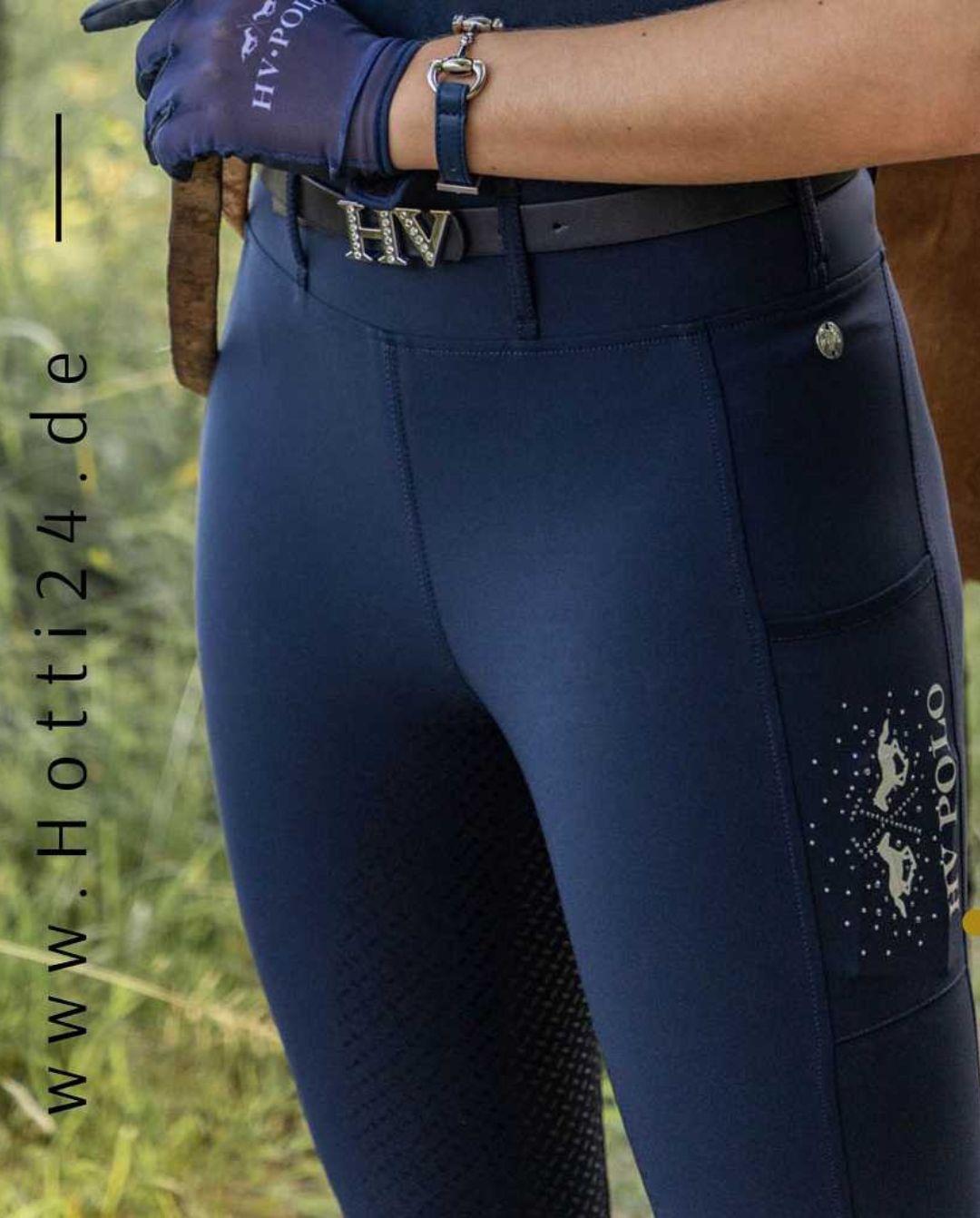 HV Polo »Damen Reitleggings Classic FullGrip Blau, der elastische Bund sorgt für eine perfekte Passform und einen angenehmen Tragekomfort. Darüber hinaus verfügt die Leggings über zwei Handytaschen Artikelnummer 0201093506-5001 erhältlich bei www.Hotti24.de