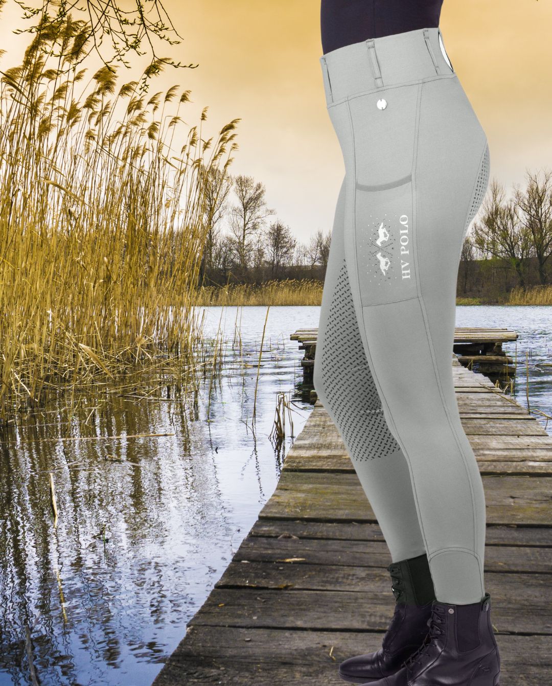 HV Polo »Sommer Damen Reitleggings Classic FullGrip Grün, der elastische Bund sorgt für eine perfekte Passform und einen angenehmen Tragekomfort. Darüber hinaus verfügt die Leggings über zwei Handytaschen Artikelnummer 0201093506-6107 erhältlich bei www.Hotti24.de - Reithose von der Seite