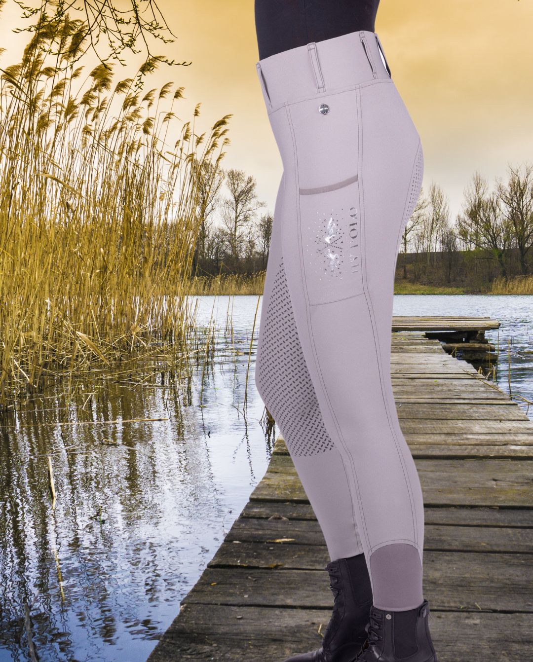 HV Polo »Damen Reitleggings Classic FullGrip Grau, der elastische Bund sorgt für eine perfekte Passform und einen angenehmen Tragekomfort. Darüber hinaus verfügt die Leggings über zwei Handytaschen Artikelnummer 0201093506-7064 erhältlich bei www.Hotti24.de Reithose von der Seite