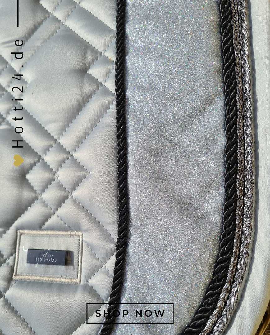 Pferde Dressurschabracke "Vianna" von HV POLO in der Farbe Grau/Silber mit der Artikelnummer 0802093455-7034. Diese Dressurschabracke wurde speziell entwickelt, um Ihrem Pferd während der Dressur einen eleganten und komfortablen Sitz zu bieten. Sie können diese Pferde Dressurschabracke auf der Website www.hotti24.de erwerben: