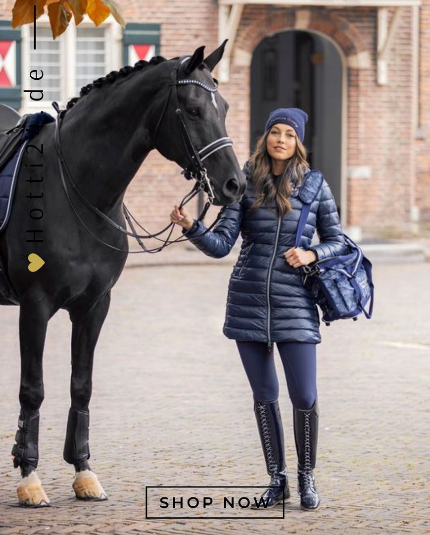 Imperial Riding Beanie "Imperial Chic" in Navy (Artikelnummer: KL20321010-5001) ist ein modisches Accessoire, das nicht nur warm hält, sondern auch einen Hauch von Eleganz verleiht. Diese Beanie ist in einem klassischen Navy-Blau erhältlich und perfekt für Pferdeliebhaber und Reiter. Sie können dieses stilvolle Beanie auf www.Hotti24.de erwerben, um sich warm und schick zu halten.