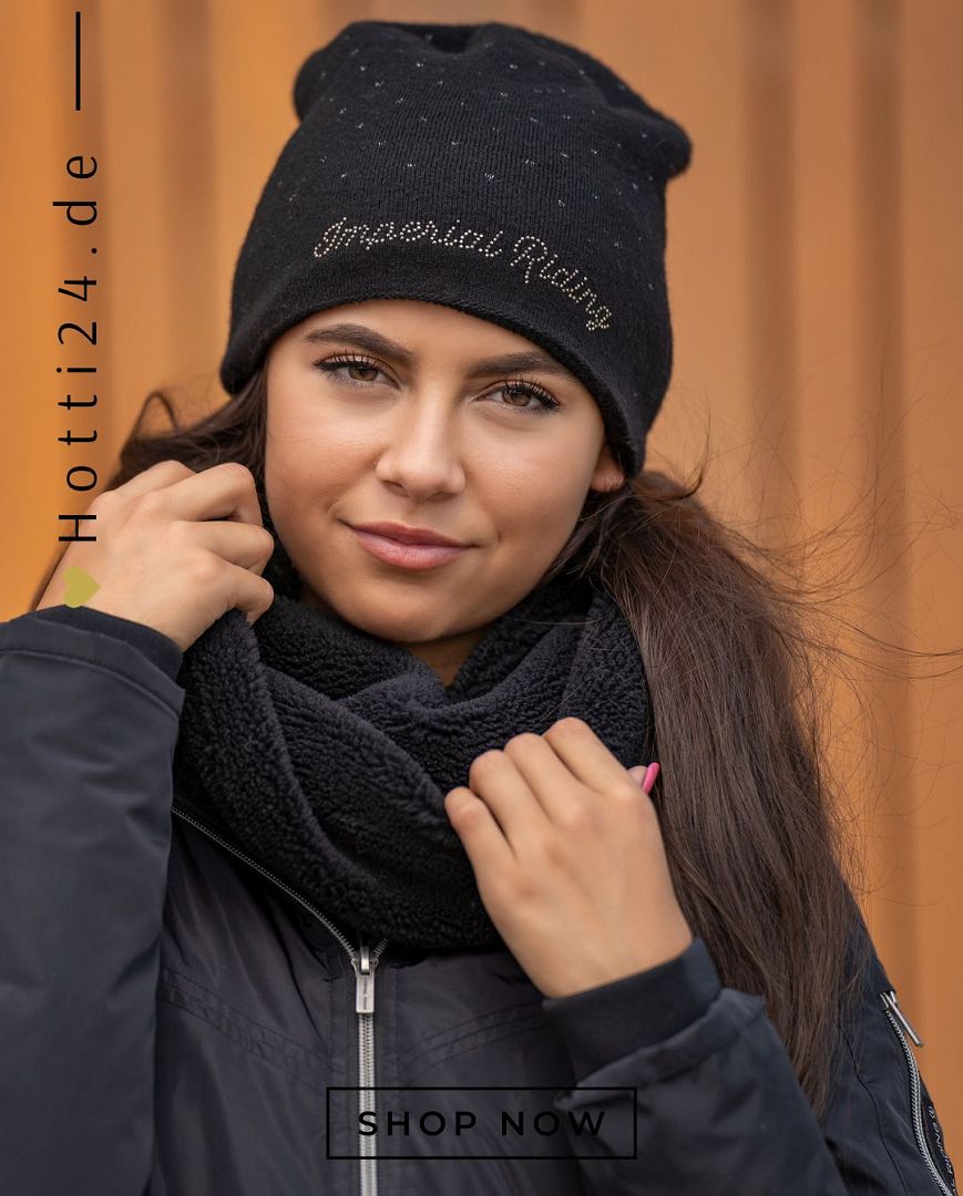 Die Imperial Riding Beanie "IRH Imperial Chic" in Schwarz (Artikelnummer: KL20321010-9000) ist das ideale Accessoire, um Ihren Reit-Look zu vervollkommnen. Diese Beanie kombiniert Stil und Funktionalität und hält Ihren Kopf warm, während Sie Ihren Pferden nachgehen. Sie können die "IRH Imperial Chic" Beanie auf www.Hotti24.de erwerben, um Ihrem Outfit eine stilvolle Note hinzuzufügen und gleichzeitig vor Kälte geschützt zu sein.