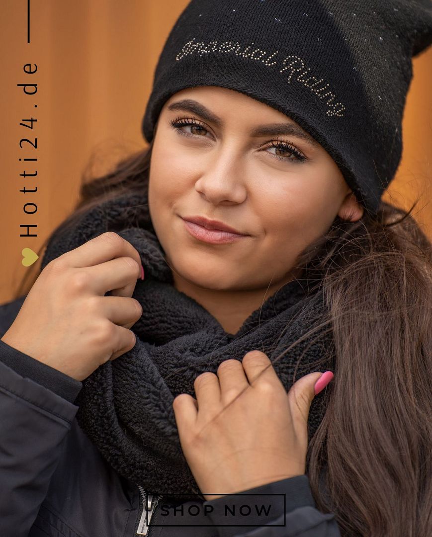 Die Imperial Riding Beanie "IRH Imperial Chic" in Schwarz (Artikelnummer: KL20321010-9000) ist das ideale Accessoire, um Ihren Reit-Look zu vervollkommnen. Diese Beanie kombiniert Stil und Funktionalität und hält Ihren Kopf warm, während Sie Ihren Pferden nachgehen. Sie können die "IRH Imperial Chic" Beanie auf www.Hotti24.de erwerben, um Ihrem Outfit eine stilvolle Note hinzuzufügen und gleichzeitig vor Kälte geschützt zu sein.