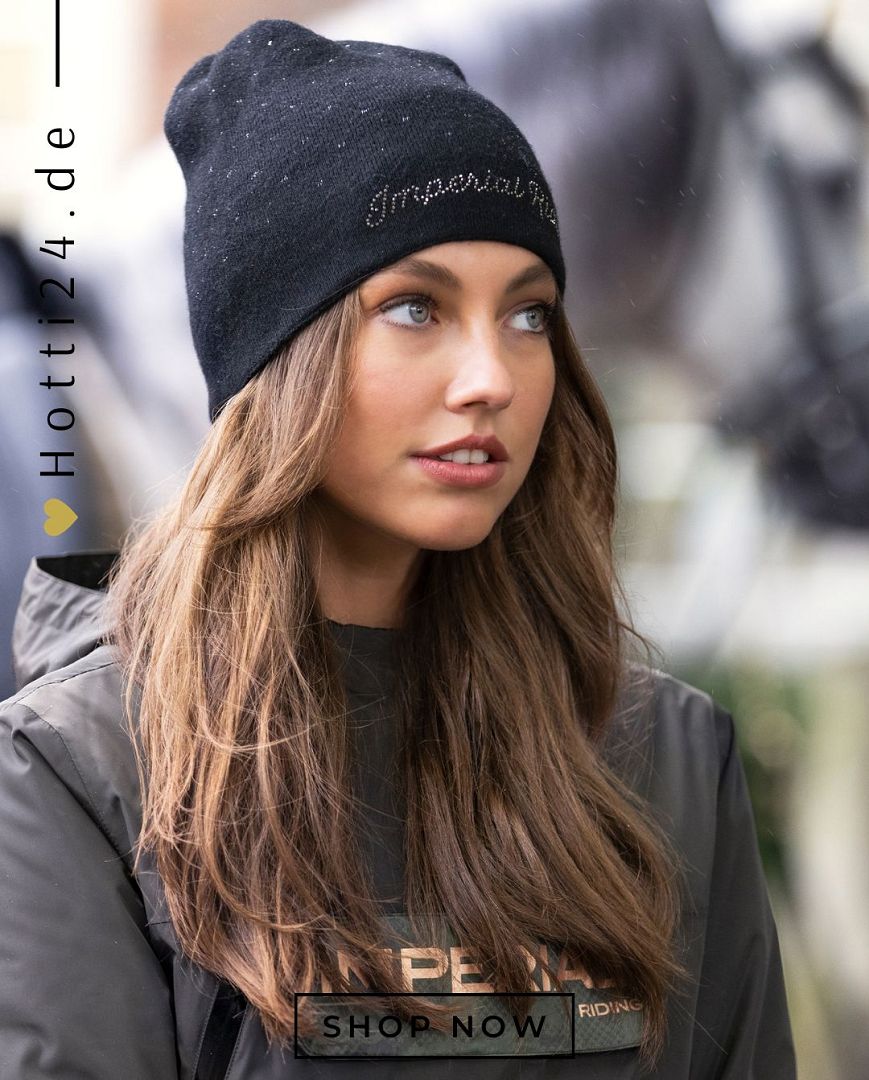 Die Imperial Riding Beanie "IRH Imperial Chic" in Schwarz (Artikelnummer: KL20321010-9000) ist das ideale Accessoire, um Ihren Reit-Look zu vervollkommnen. Diese Beanie kombiniert Stil und Funktionalität und hält Ihren Kopf warm, während Sie Ihren Pferden nachgehen. Sie können die "IRH Imperial Chic" Beanie auf www.Hotti24.de erwerben, um Ihrem Outfit eine stilvolle Note hinzuzufügen und gleichzeitig vor Kälte geschützt zu sein.