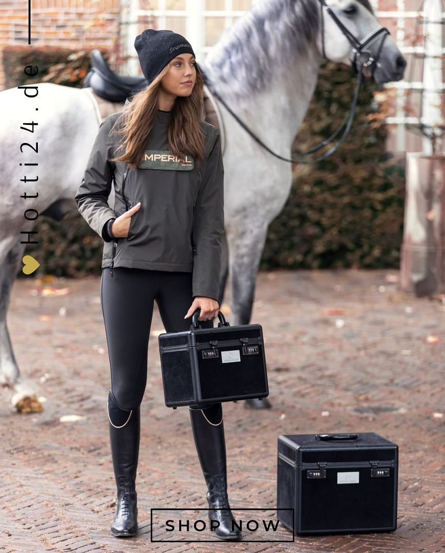 Die Imperial Riding Beanie "IRH Imperial Chic" in Schwarz (Artikelnummer: KL20321010-9000) ist das ideale Accessoire, um Ihren Reit-Look zu vervollkommnen. Diese Beanie kombiniert Stil und Funktionalität und hält Ihren Kopf warm, während Sie Ihren Pferden nachgehen. Sie können die "IRH Imperial Chic" Beanie auf www.Hotti24.de erwerben, um Ihrem Outfit eine stilvolle Note hinzuzufügen und gleichzeitig vor Kälte geschützt zu sein.