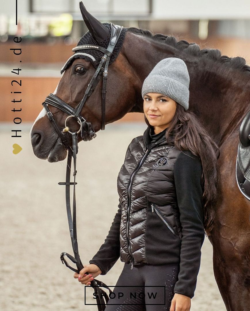 Die Imperial Riding Beanie "Twinkle Star" in Pearl Grey (Artikelnummer: KL20322001-7106) ist ein stilvolles und praktisches Accessoire für Reiter. Mit ihrem trendigen Design und ihrer Wärmeisolierung eignet sich diese Beanie perfekt für kalte Tage im Stall oder während des Reitens. Sie können die "Twinkle Star" Beanie auf www.Hotti24.de erwerben, um Ihr Outfit zu vervollkommnen und gleichzeitig warm zu bleiben.