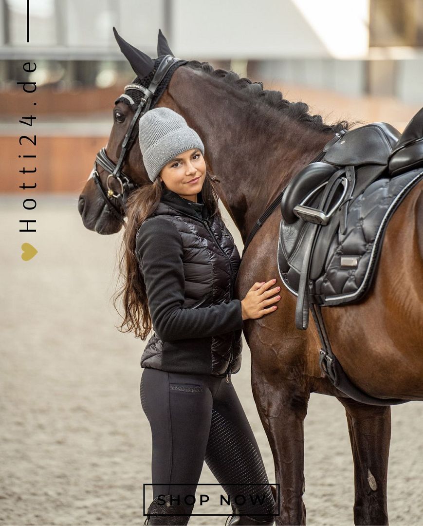 Die Imperial Riding Beanie "Twinkle Star" in Pearl Grey (Artikelnummer: KL20322001-7106) ist ein stilvolles und praktisches Accessoire für Reiter. Mit ihrem trendigen Design und ihrer Wärmeisolierung eignet sich diese Beanie perfekt für kalte Tage im Stall oder während des Reitens. Sie können die "Twinkle Star" Beanie auf www.Hotti24.de erwerben, um Ihr Outfit zu vervollkommnen und gleichzeitig warm zu bleiben.