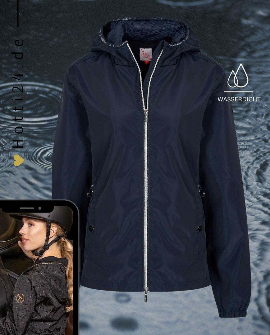 Imperial Riding präsentiert die Damen-Regenjacke Carly in der Farbe Blau mit der Artikelnummer KL36122006-5001. Diese Regenjacke kombiniert Funktionalität mit einem modischen Design und bietet Schutz bei unbeständigem Wetter. Für weitere Informationen und die Möglichkeit zum Kauf besuchen Sie bitte die Website www.Hotti24.de