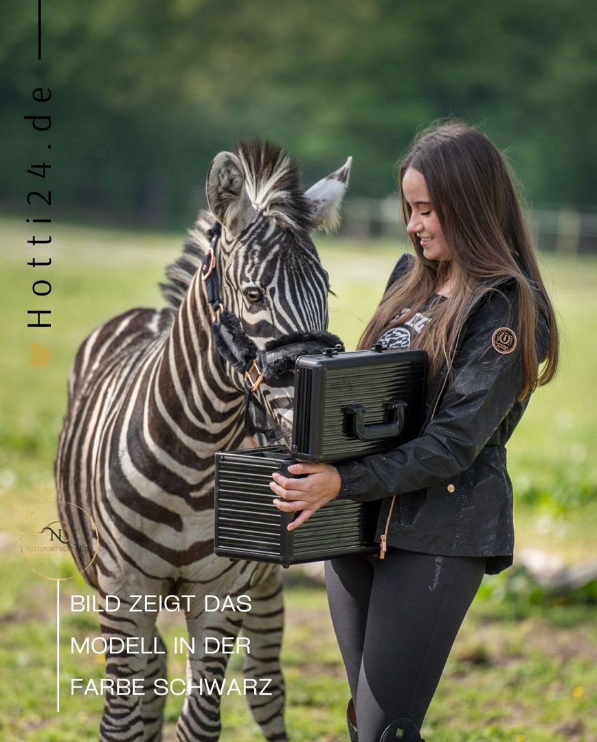 Imperial Riding präsentiert die Damen-Regenjacke Carly in der Farbe Blau mit der Artikelnummer KL36122006-5001. Diese Regenjacke kombiniert Funktionalität mit einem modischen Design und bietet Schutz bei unbeständigem Wetter. Für weitere Informationen und die Möglichkeit zum Kauf besuchen Sie bitte die Website www.Hotti24.de