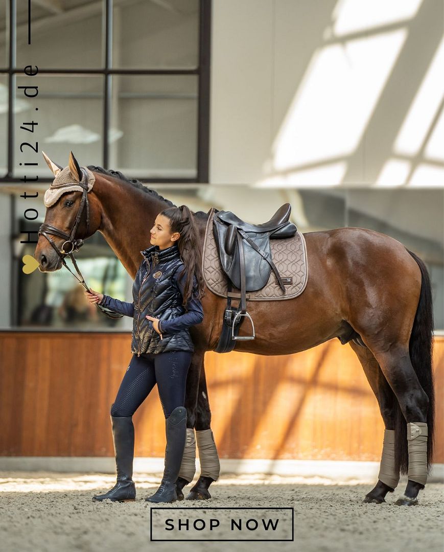 Die Imperial Riding Damen Weste "Cosmic Rider" in Blau (Artikelnummer: KL32322000-5001) ist die perfekte Ergänzung für Reiterinnen, die Stil und Funktionalität schätzen. Diese Weste hält Sie warm und komfortabel, egal ob Sie im Stall arbeiten oder im Sattel sitzen. Mit ihrem ansprechenden Design ist sie ein echter Hingucker. Diese Weste kann auf www.Hotti24.de erworben werden. Gönnen Sie sich diese vielseitige und modische Ergänzung für Ihre Reitgarderobe.